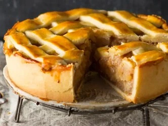 Pečené jablka v troubě, ovocný koláč s pletenou křížovou krytkou