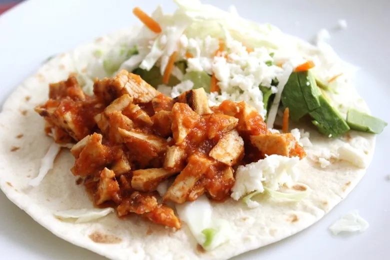 Tortilla naplněná kuřecím masem a salátem