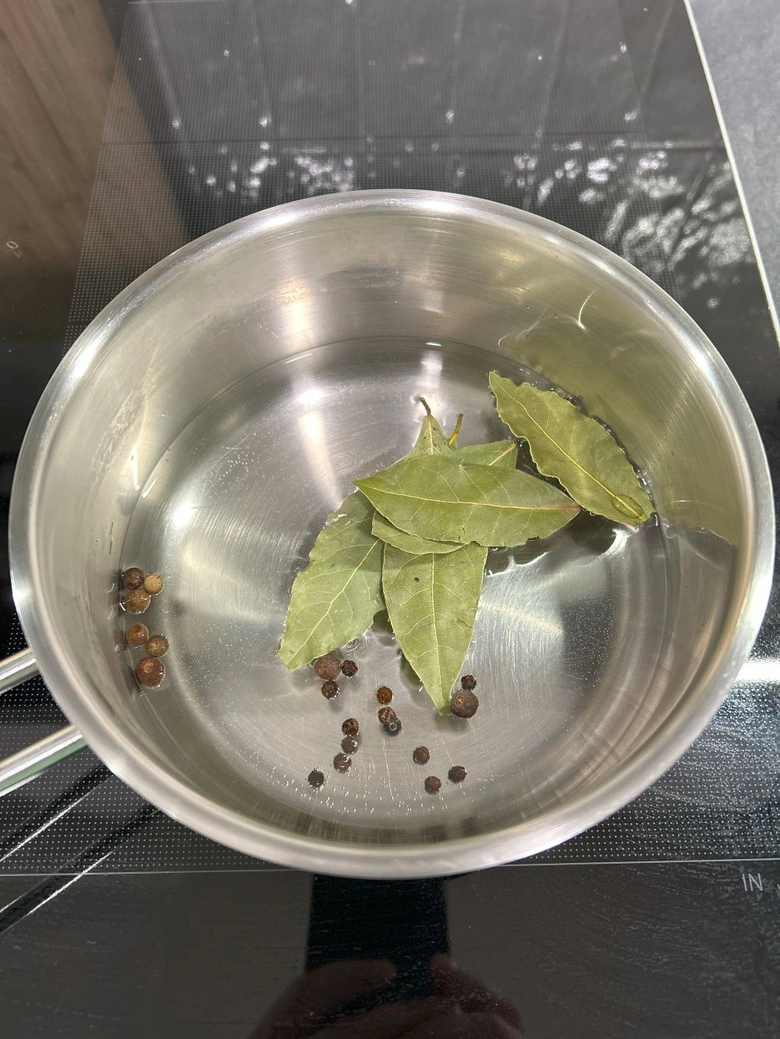 Ingredience pro recept na utopence: listky a pepř.