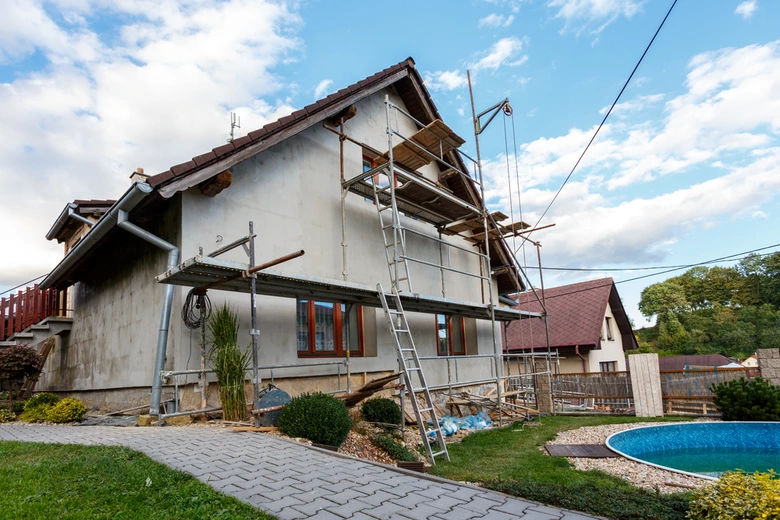 Dům v rekonstrukci s opěrným schodištěm pro stavební povolení