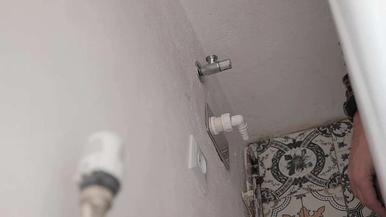 Připojení pračky na odpad – závěsný přívod