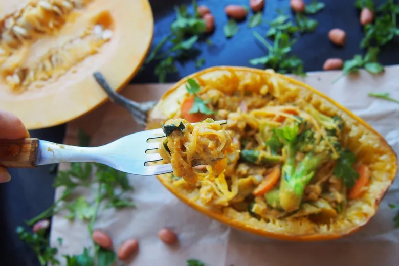 Zdobená polovina dýně s vegetariánským náplním