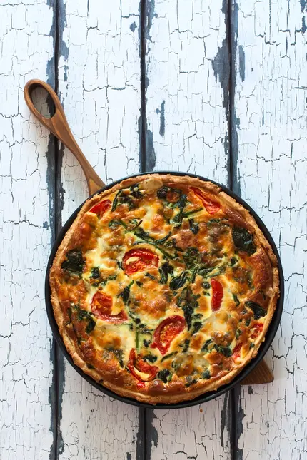 Klasická quiche s růžovými rajčaty a špenátem