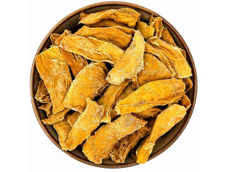 Sušené plátky kaki ovoce v míse na bílém pozadí.