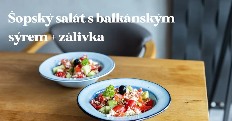 Šopský salát s balkánským sýrem v miskách