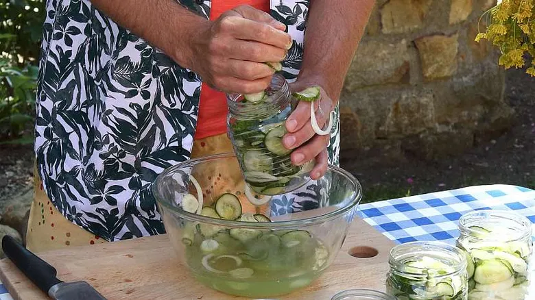 Práce s okurkami pro pikované okurky