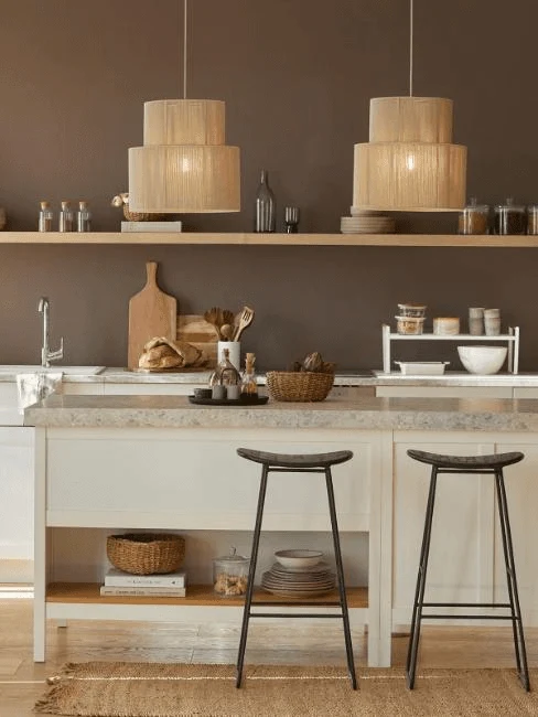 Moderní kuchyň s taupovými stěnami a přírodními materiály.