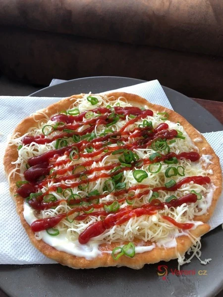 Hot langos s česnekem, cibulkou a kečupem