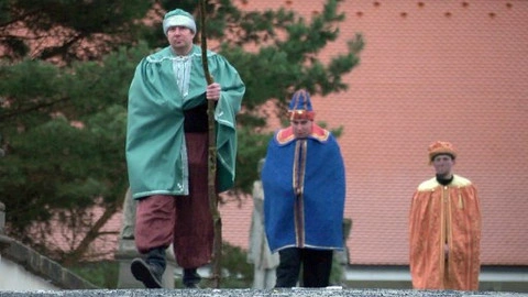 Účastníci pašijového týdne v kostýmech biblických postav.