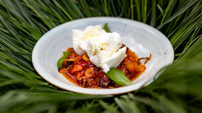Pomazánka z rajčat s mozzarellou a bazalkou