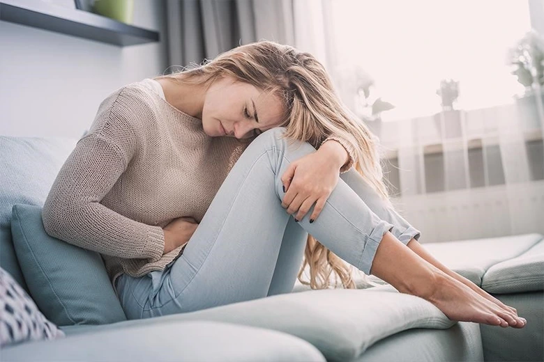 Žena s bolestí břicha z důvodu stresu