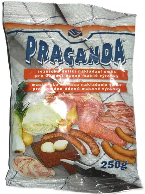 Sůl na nakládání masa pro domácí uzené výrobky.