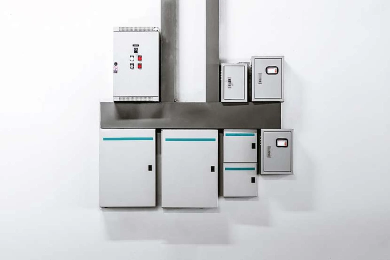 Rozvaděče s elektrickými panely na zdi