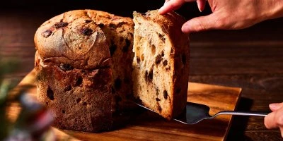 Tradiční italský koláč panettone s rozkrojeným vnitřkem.