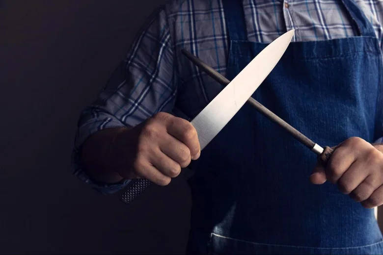 Osoba nabroušená nůž pomocí hrotníku