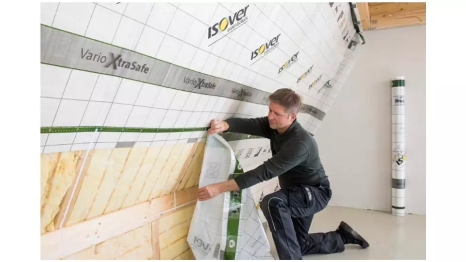 Instalace nadkrokevní izolace na dřevěné latě