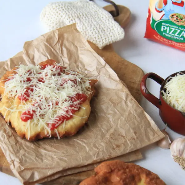 Hot langos sýrová omáčka na papíře