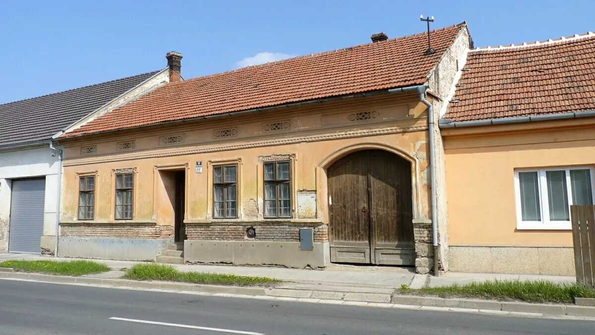 Starý dům na ulici, příklad darovaného domu