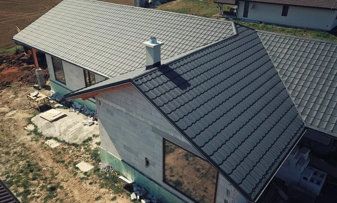 Stavba střechy s krytinou z tašek