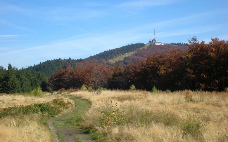Pěší cesta na vrchol s vysílačem, vhodná pro výlet se zvířaty