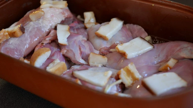 Kusy králíka připravené na upečení