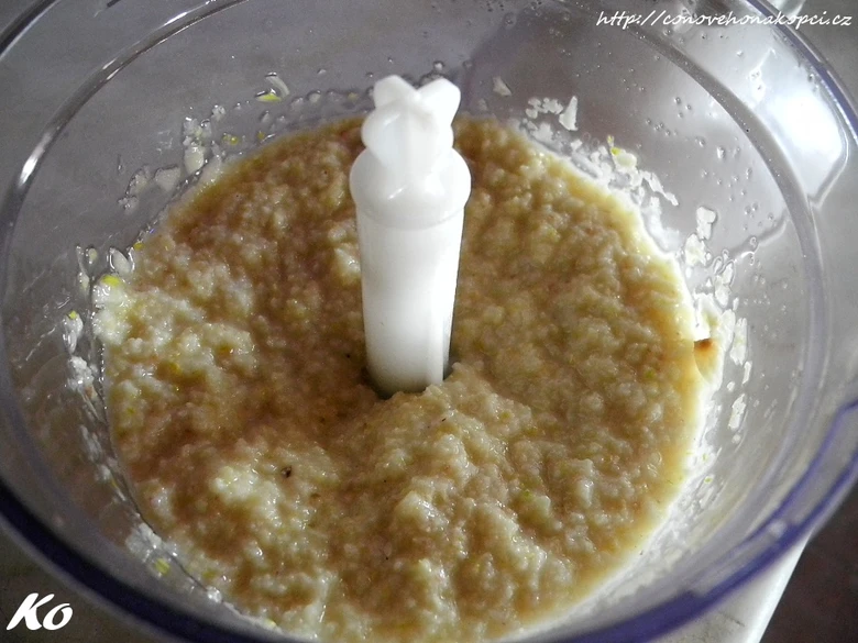 Česneková pasta v mixéru po zpracování