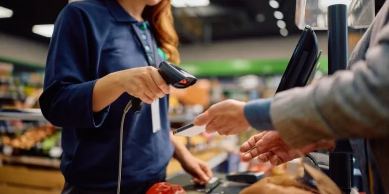 Kasírka v supermarketu zaznamenává produkt