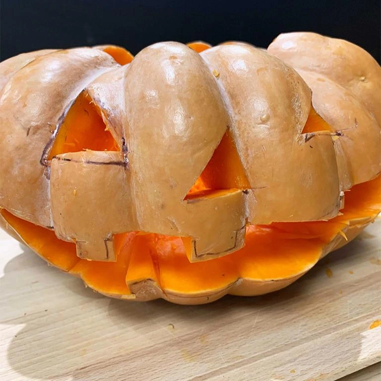 Vyřezaná halloweenská dyně s tváří