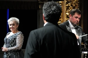Eva Urbanová na koncertě s dirigentem a hudebníkem