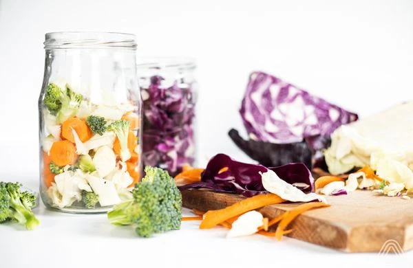Čerstvý květák s brokolicí a mrkví v sklenici