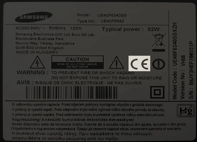 Štítek s označením CE na televizoru Samsung pro český článek.