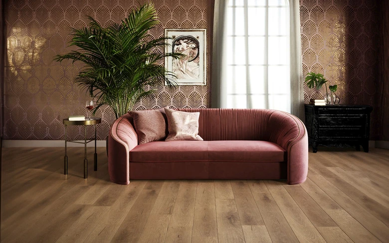 Růžová pohovka v interiéru s glamorovým designem
