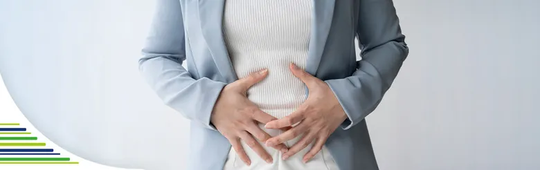 Žena drží břicho kvůli bolesti nebo trávicím problémům.