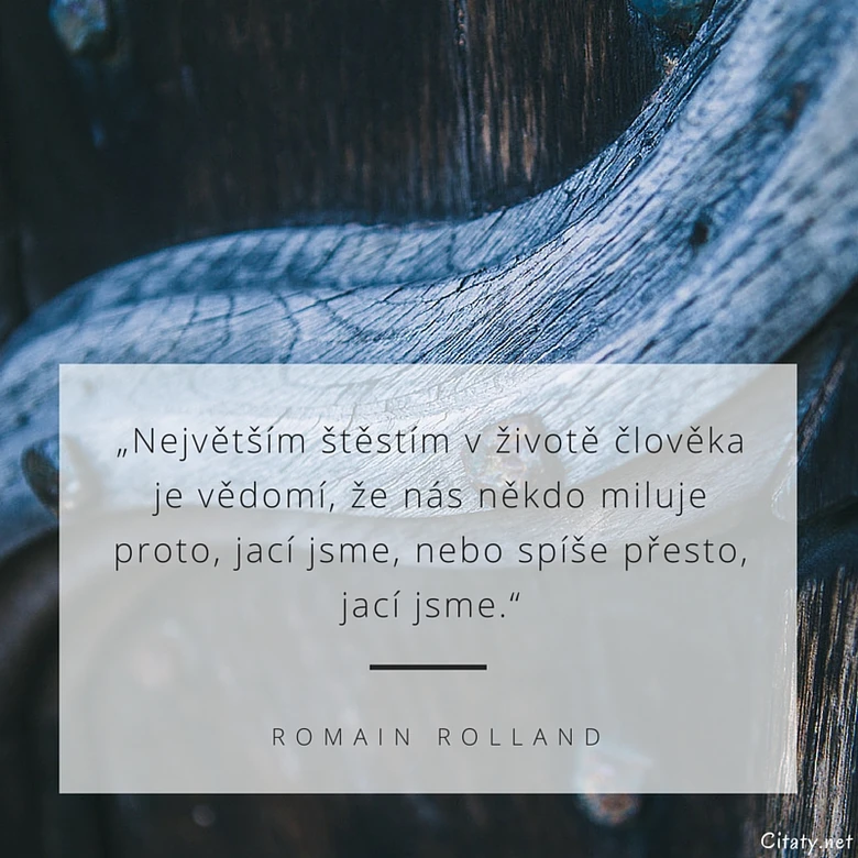 Ceský citát o štěstí na pozadí dřeva od Romana Rolanda