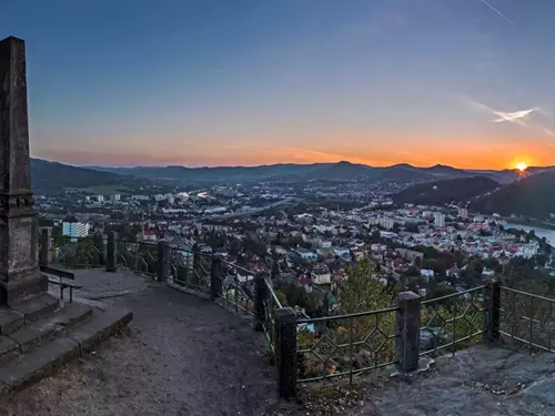 Pohled na město z vyhlídky Bába při západu slunce.