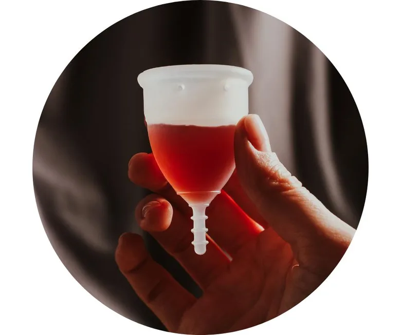 Ručník s krví v menstruačním poháru před menstruací.