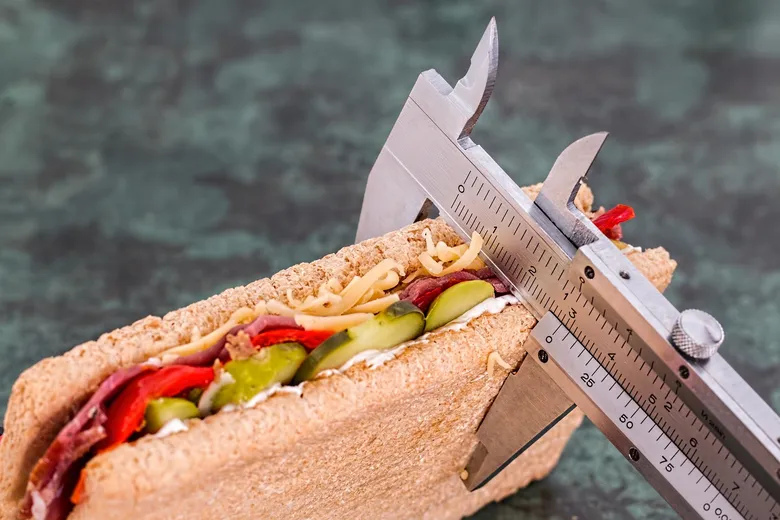 Kalibrátor měří velikost sendviče s ingrediencemi.