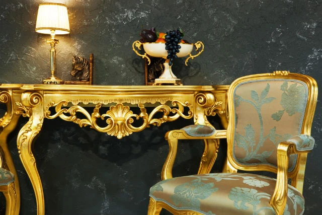 Zlatá konzolová stůl s židlí v glamour stylu