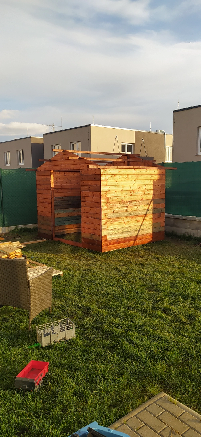 Částečně postavený dřevěný domek na trávníku.