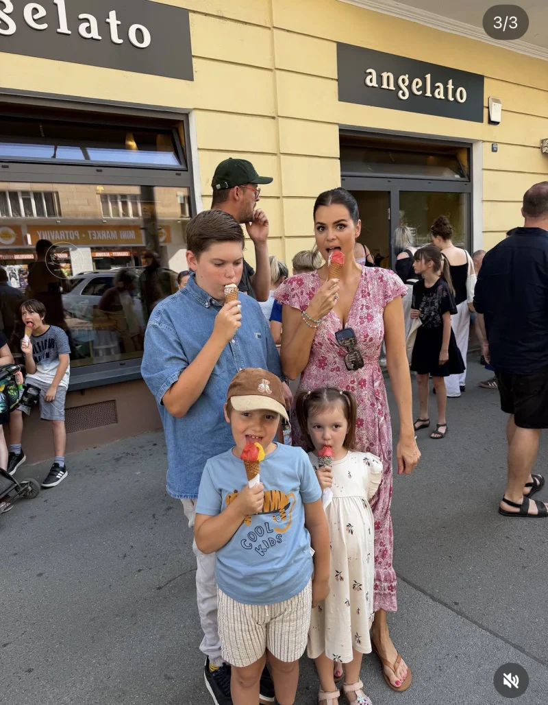Česká celebrita s dětmi jedoucí zmrzulinu před obchodem.