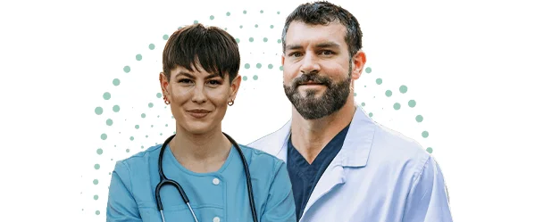 Dva lékaři v modrých uniformách se stetoskopy.