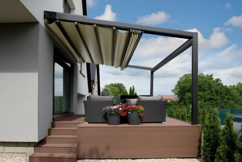 Moderní zahradní pergola s tmavým rámem na dřevěné terase.