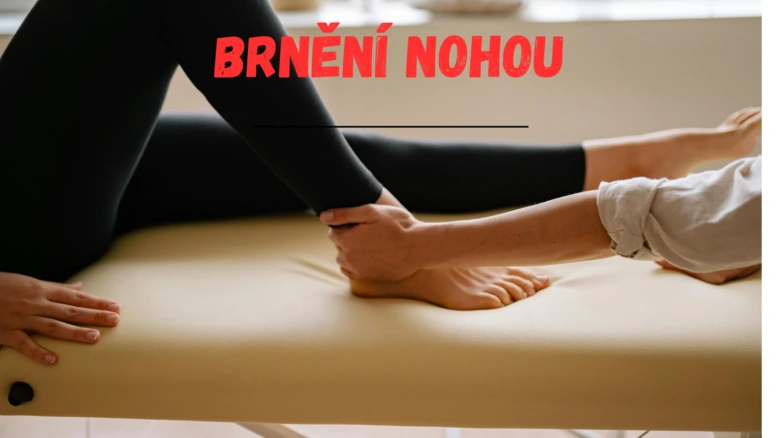 Terapeut masíruje nohy pacienta na masážním stole.