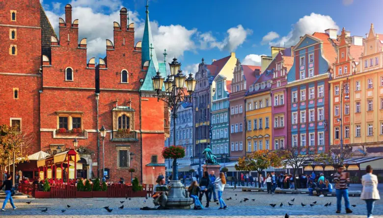 Fotografie staroměstského náměstí ve Wroclavi s barevnými domy.