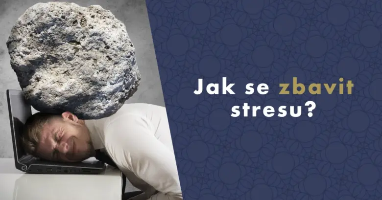 Muž pod velkým kamenem na notebooku jako metafora stresu.