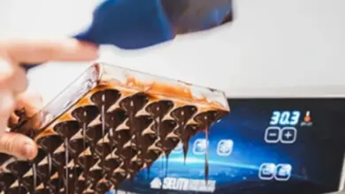 Rozpouštěná čokoláda se lžící rozšiřuje na formu při temperování.