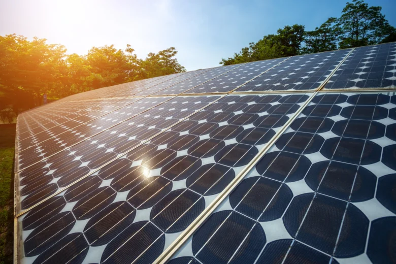 Fotovoltaické panely na střeše za slunečního svitu.