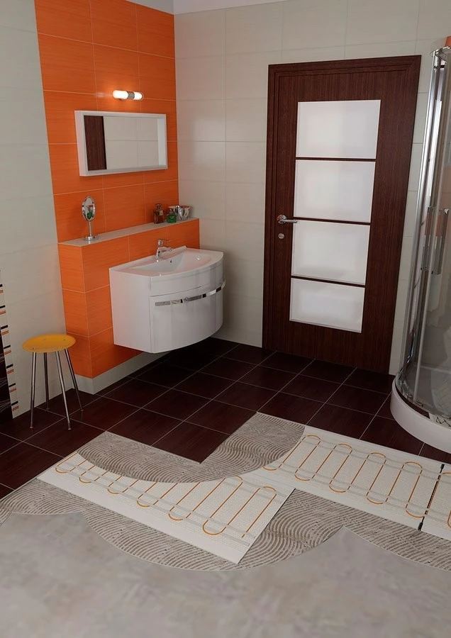 Instalace elektrického podlahového topení v koupelně před dlažbou.