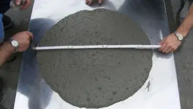 Měření průměru čerstvého betonu na kovové podložce.
