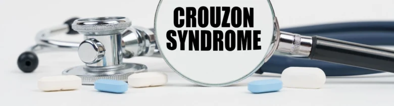 Stetoskop s tabletami a lupou ukazující Crouzův syndrom